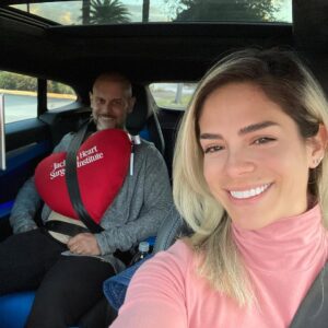 Michelle Lewin Instagram - Increíble como pasa el tiempo ⏰ de rápido en un abrir y cerrar de ojos 👀  un día como hoy se cumple un año desde que te operaste del corazón. Recuerdo ese día como si fuera ayer, recuerdo que cada día que se acercaba el día de la operación la angustia, la ansiedad, el miedo que se apoderó de nosotros no fue nada normal, e incluso escribiendo esto me hace sentir algo muy feo en mi estómago.😖 Recuerdo también ese abrazó que nos dimos antes de que entrarás al quirófano, te lo juró por Dios que sentí que te estabas despidiendo y me derrumbé otra vez por que te vi muy débil y sin esperanza.  Pero Dios nos dió una oportunidad más para estar juntos en las buenas y en las malas, tu propósito en esta tierra todavía falta cariño, y muy dentro de mi sabía que no me ibas a dejar sola. Te Amo @jimmy_lewin 
Hemos superado la prueba de Dios y hoy en día se lo agradecemos. 🙏🏻🙏🏻🙏🏻
