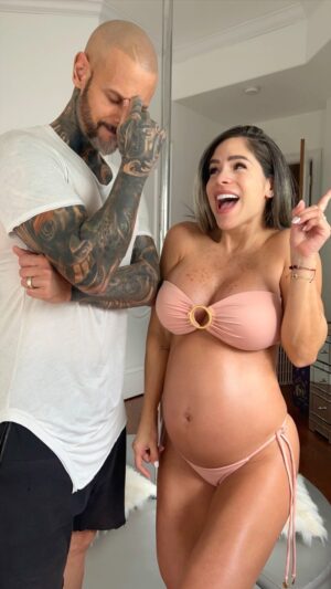 Michelle Lewin Instagram - HELP US PLEASE🙏🏻🙏🏻 Jimmycito needs a NAME! He wants something that goes well with “Lewin”, and I want something that sounds good in both languages… Any suggestions? And how long did it take for you to find a name you both liked? 🙏🏻😘