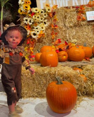 Michelle Lewin Instagram - Halloween 2024 🎃 
Scarecrow 🐦‍⬛