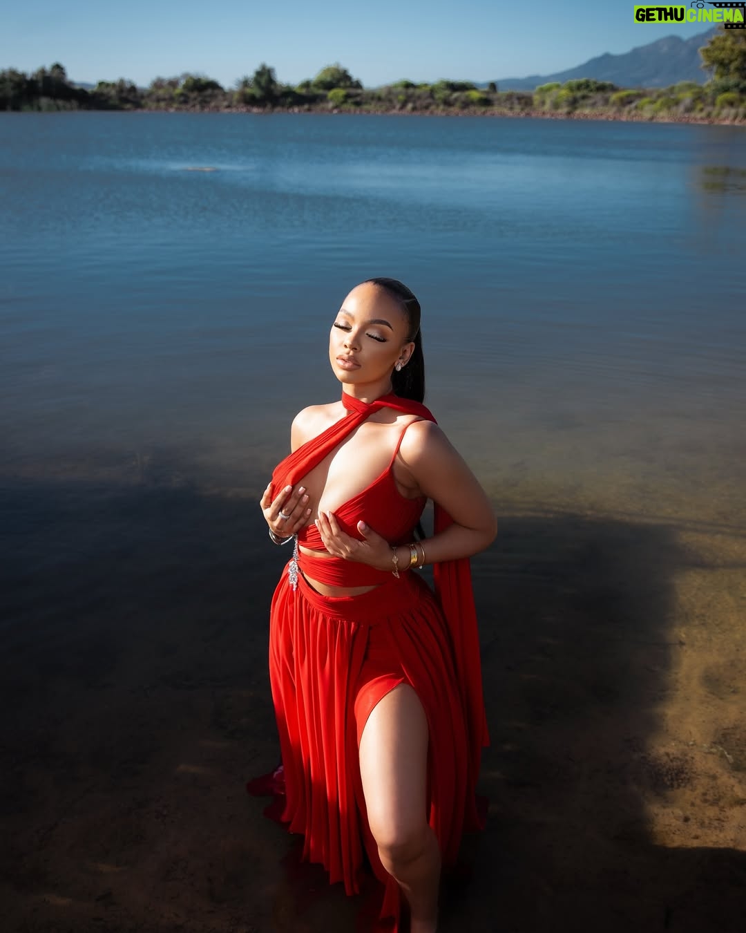 Mihlali Ndamase - 76.5K Likes - Damsel in this dress. 

dress: @lindym___ 
Ph. @kpaparazzi_
