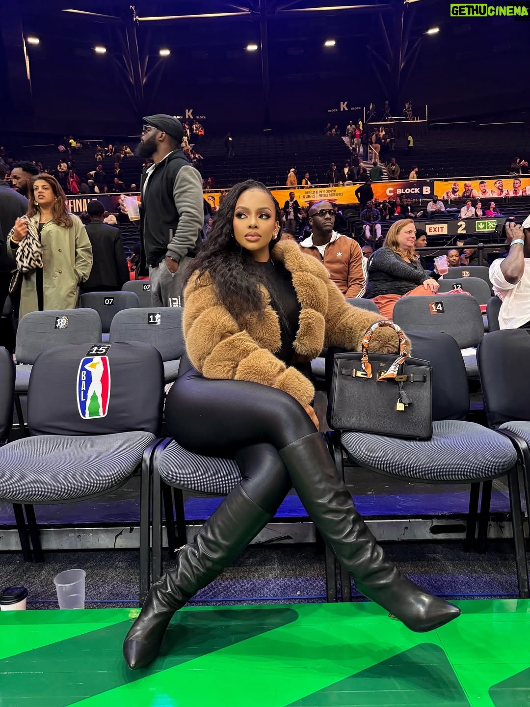 Mihlali Ndamase - 102.8K Likes - kicking it front row 🏀