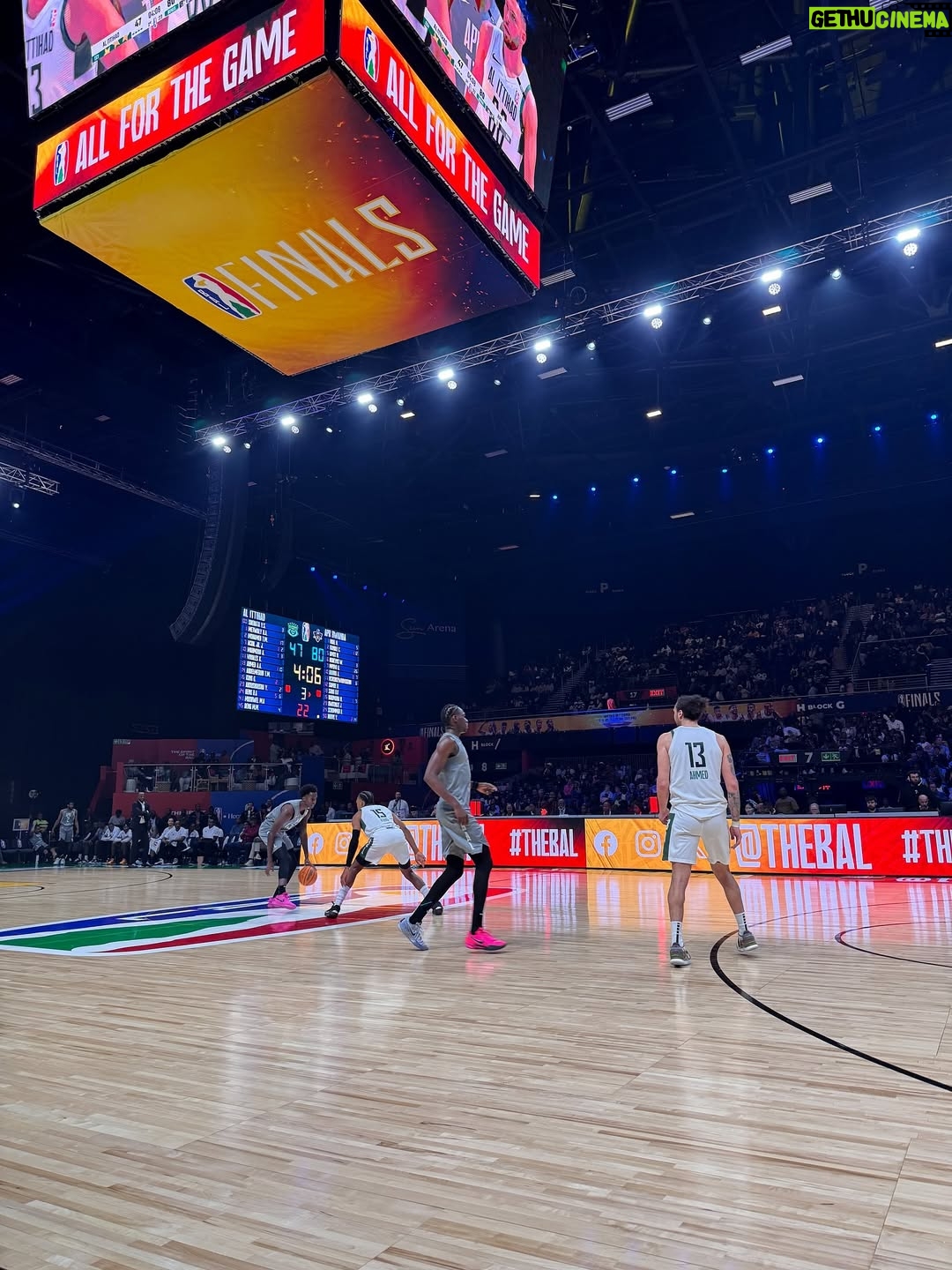 Mihlali Ndamase - 102.8K Likes - kicking it front row 🏀