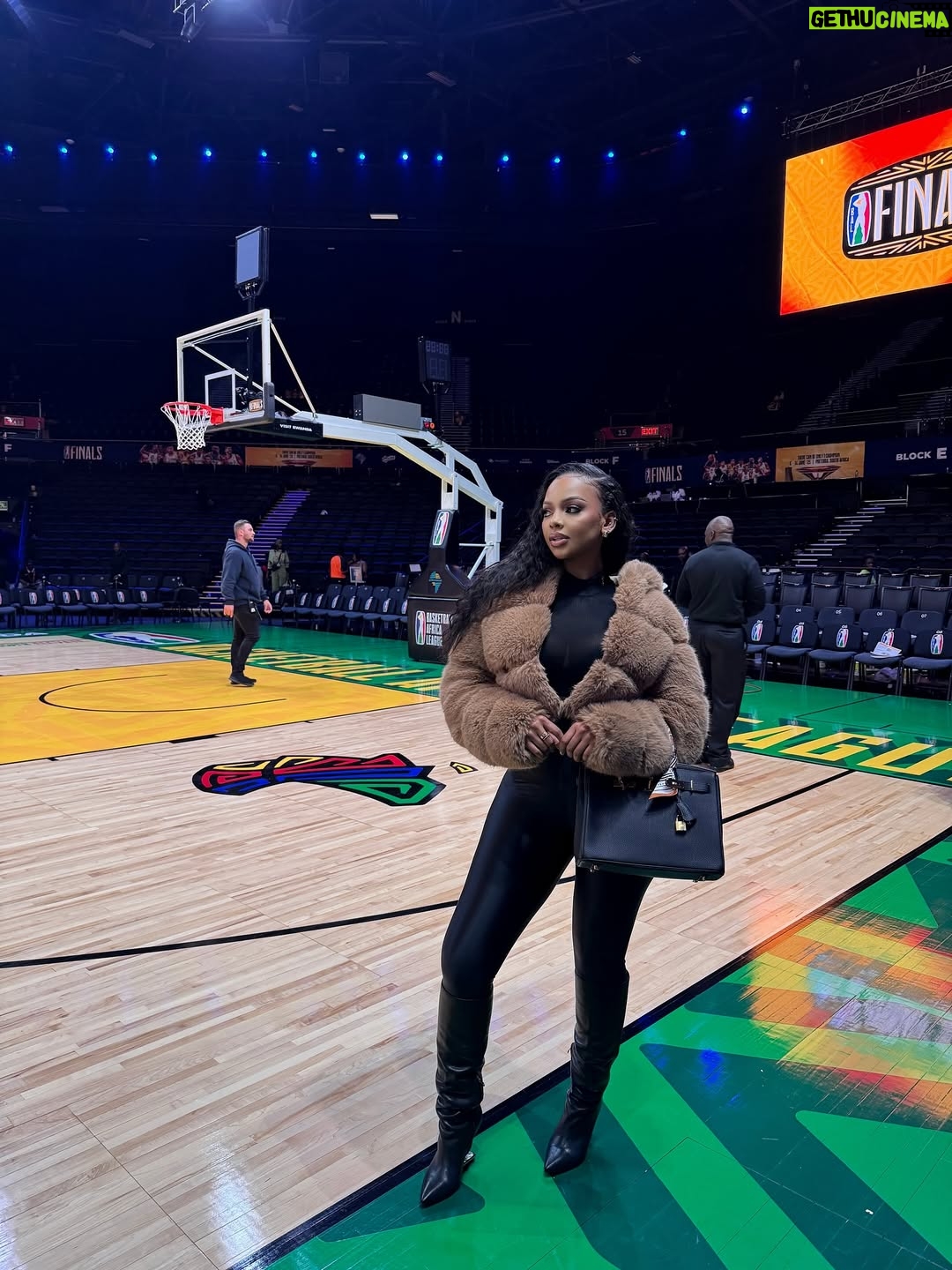 Mihlali Ndamase - 102.8K Likes - kicking it front row 🏀