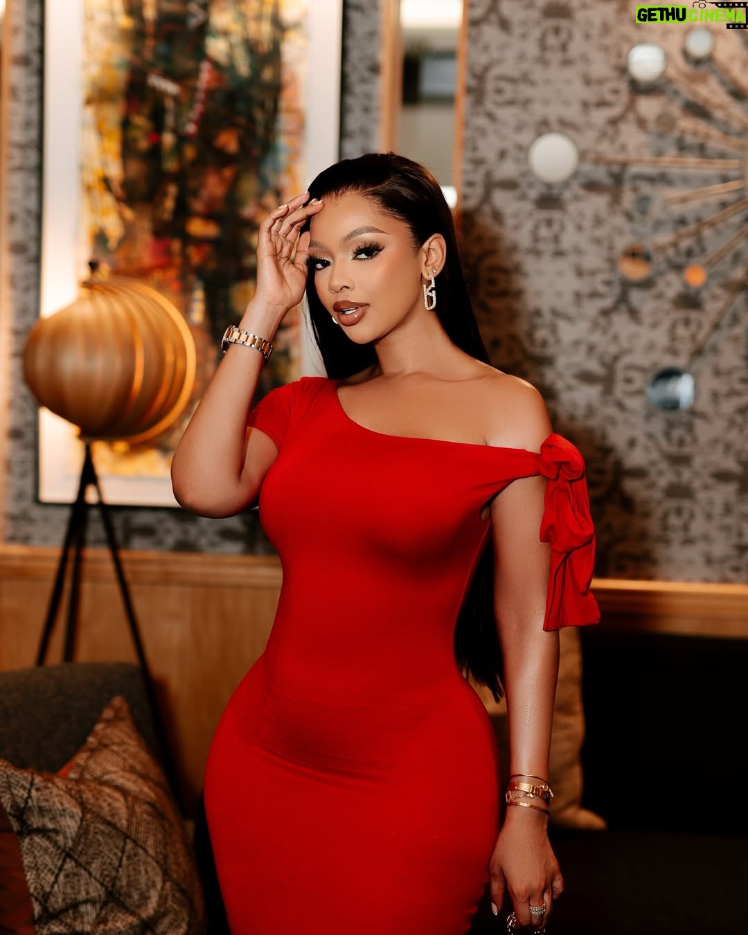 Mihlali Ndamase - 77.9K Likes - Minister of Beauty. 

dress: @teestylish_sa 
MUA: @malakytsa @asisiphomkabile
Ph. @kpaparazzi_