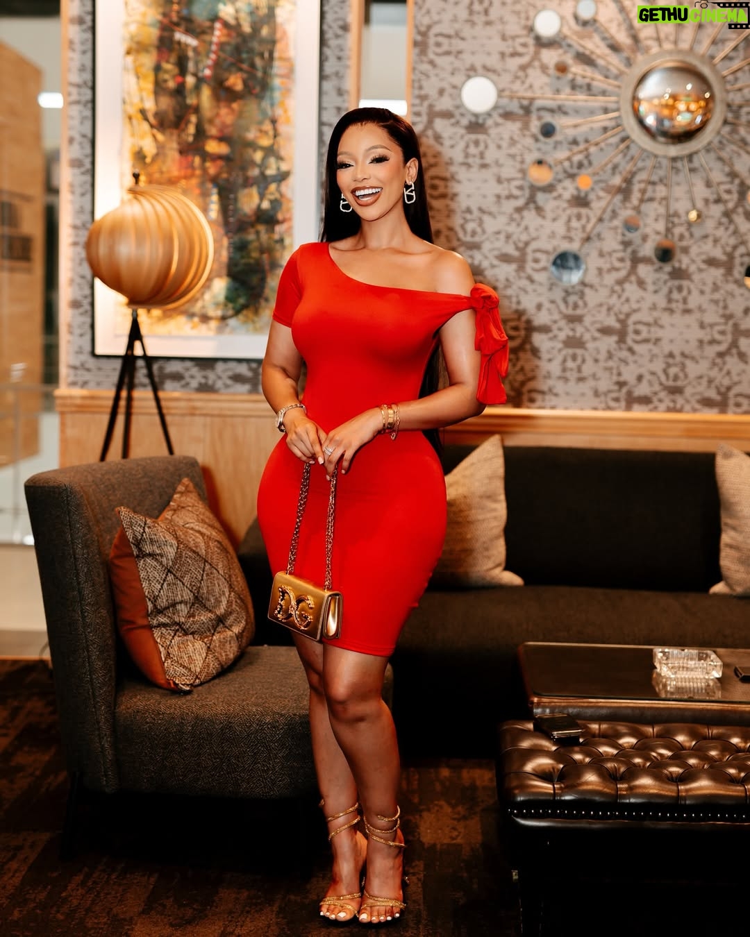 Mihlali Ndamase - 77.9K Likes - Minister of Beauty. 

dress: @teestylish_sa 
MUA: @malakytsa @asisiphomkabile
Ph. @kpaparazzi_