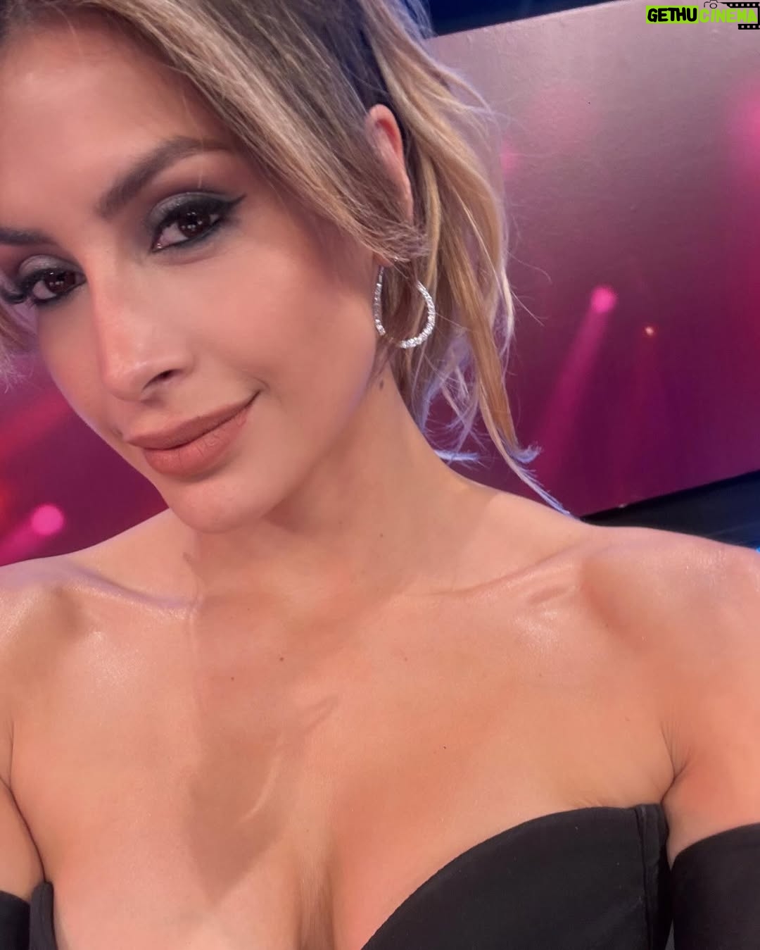Milett Figueroa - 40.8K Likes - Lista 🪐 
@elcantandooficial - @americatv ⚡️

st @cnavar
- @elo.agustin
Make up @pereyrafabi @room.efe
Hair @bellinamkp @room.efe
Dress @hausofthena 
Joyas @jeanpierrejoyeros
Zapatos @mono.fuk