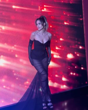 Milett Figueroa Instagram - Lista 🪐
@elcantandooficial - @americatv ⚡️
st @cnavar
- @elo.agustin
Make up @pereyrafabi @room.efe
Hair @bellinamkp @room.efe
Dress @hausofthena
Joyas @jeanpierrejoyeros
Zapatos @mono.fuk