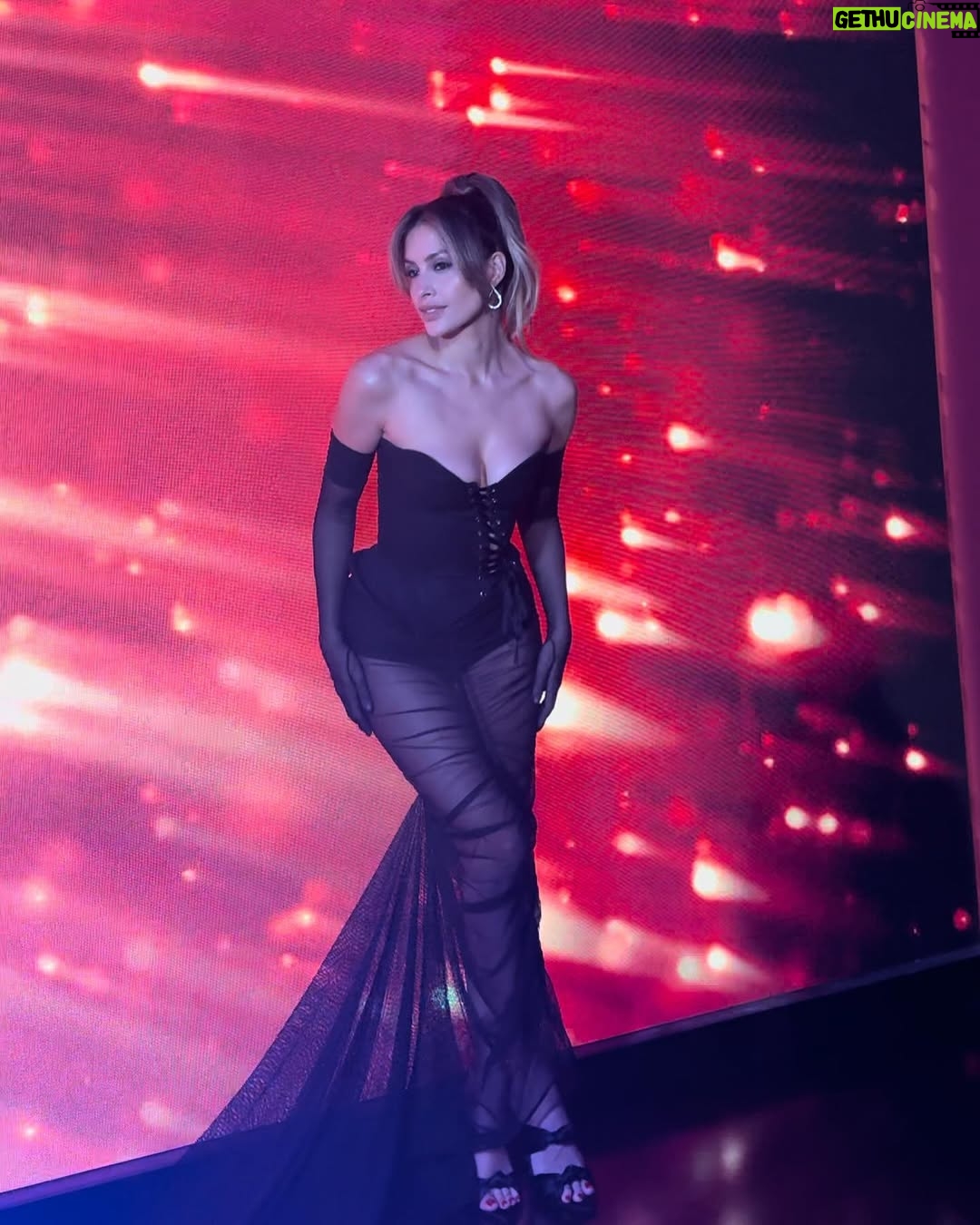 Milett Figueroa - 40.8K Likes - Lista 🪐 
@elcantandooficial - @americatv ⚡️

st @cnavar
- @elo.agustin
Make up @pereyrafabi @room.efe
Hair @bellinamkp @room.efe
Dress @hausofthena 
Joyas @jeanpierrejoyeros
Zapatos @mono.fuk