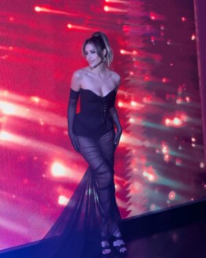 Milett Figueroa Instagram - Lista 🪐
@elcantandooficial - @americatv ⚡️
st @cnavar
- @elo.agustin
Make up @pereyrafabi @room.efe
Hair @bellinamkp @room.efe
Dress @hausofthena
Joyas @jeanpierrejoyeros
Zapatos @mono.fuk