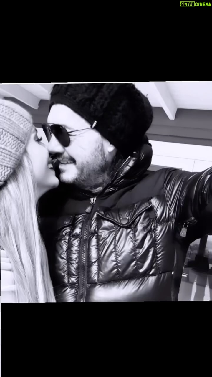 Milett Figueroa - 65.9K Likes - Mientras salgo del trabajo escribo esto en el auto. 
No hay palabras suficientes mi amor. ♾️🥹
Me has demostrado tanto en estos casi 2 años de amor que, a pesar de todo. Hoy entiendo por qué seguimos juntos. 
No hay día ni momento en el que no agradezca tu compañía. Gracias por cuidarme siempre y por amarme de la forma en la que lo haces.
Tu amor es muy especial para mí. ❤️‍🔥🌹♾️
Gracias por ser mi compañero. 

Pd .( amo esa cara cuando estallas de risa) 🫠💘
