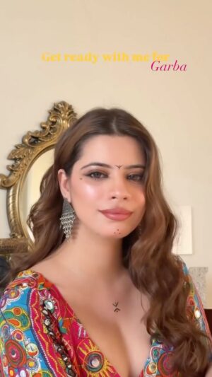 Mili Lakhmani Instagram - Part one of our Garba Glam series is all about those sultry smokey eyes and soft curls!š«¶š»
Learn how to create a festive night-out makeup look thatās perfect for Garba season. Stay tuned for the full outfit reveal in part two! āØ
Product used:
Bubble toner @whayunsul_official
Skin tint @houseofmakeupofficial face anything
1st Kajal @trysugar
2nd Kajal @lovetc.beauty
Highlighter @officialswissbeauty
Smokey eye makeup for Garba ,Festive Garba night look , Indian festive makeup, tutorial Garba fashion 2025 ,Easy smokey eye tutorial for Indian festivals