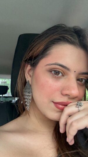 Mili Lakhmani Instagram - Kya dikkat hai? Bhaith kar baatein kar lete hai na.. Aise nazar mat lagya karo šššš
#truestory #karanaujla #forareason #nazarisreal