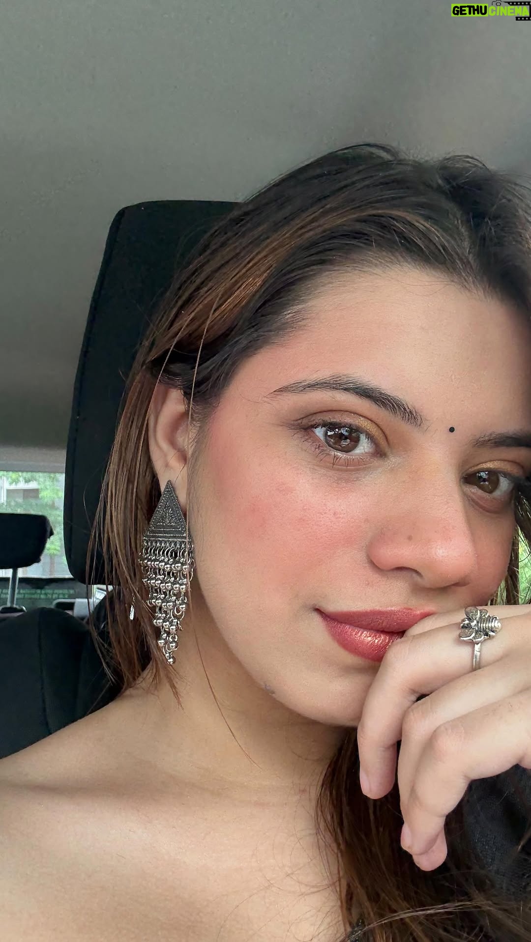 Mili Lakhmani - 2.4K Likes - Kya dikkat hai? Bhaith kar baatein kar lete hai na.. Aise nazar mat lagya karo 😭😭😭😭

#truestory #karanaujla #forareason #nazarisreal