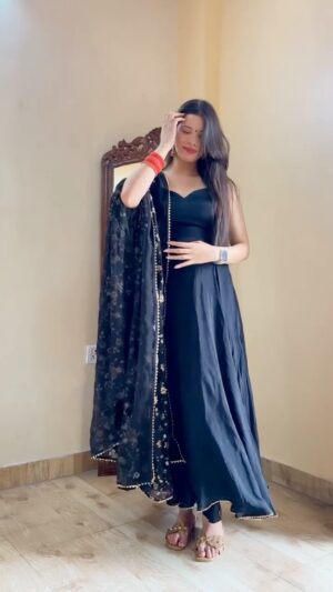 Mili Lakhmani Instagram - This black suits is so beautiful ā¤ļø love the fit and style of this one added some colours to make it even more perfect š„°
How do you like this look?
#grwm #stylingvideo #festivelook #festivevibesā¤ļø #ethniclook