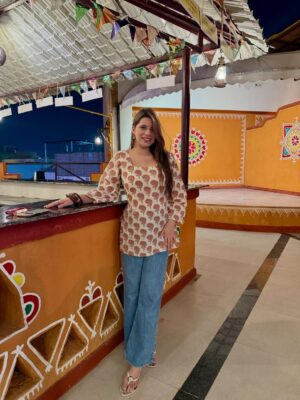 Mili Lakhmani Instagram - That was truly an experience to remember.🥰
Celebrated my brothers bday @ghoomarvillage and we all loved it so much! ✨
From mesmerizing puppet shows to fascinating astrology, magical performances, and even a relaxing head massage, every corner was filled with culture. The traditional music, delicious food, and fun games made it a perfect family outing. We celebrated my brother’s birthday there, and it was truly a unique and wholesome experience. W/ @mywall.me 🫶🏻
#birthdaycelebrations #rajasthani #ghoomarvillage