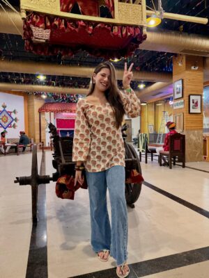Mili Lakhmani Instagram - That was truly an experience to remember.🥰
Celebrated my brothers bday @ghoomarvillage and we all loved it so much! ✨
From mesmerizing puppet shows to fascinating astrology, magical performances, and even a relaxing head massage, every corner was filled with culture. The traditional music, delicious food, and fun games made it a perfect family outing. We celebrated my brother’s birthday there, and it was truly a unique and wholesome experience. W/ @mywall.me 🫶🏻
#birthdaycelebrations #rajasthani #ghoomarvillage