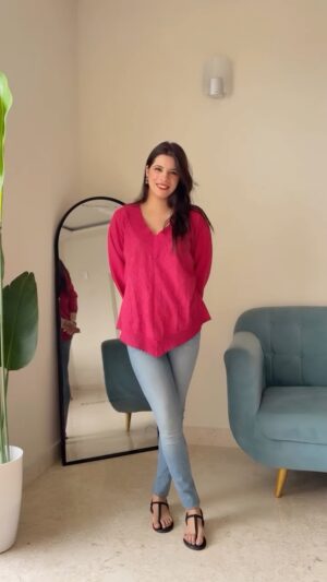 Mili Lakhmani Instagram - Styled my fav skinny jeans with cute short kurti for an office look, shared a quick kurti pinning hack which totally transforms the look in seconds!
Added Kajal and my go to @toofaced concealer ( it stays whole day)
Perfect look lasting makeup = boss babe energy at work!
Tell me- are you team skinny jeans or boyfriend jeans?
#grwm #stylingvideo #skinnyjeansstyle #desiworkwear #grwmforoffice #shortkurtistyleā¤ļø