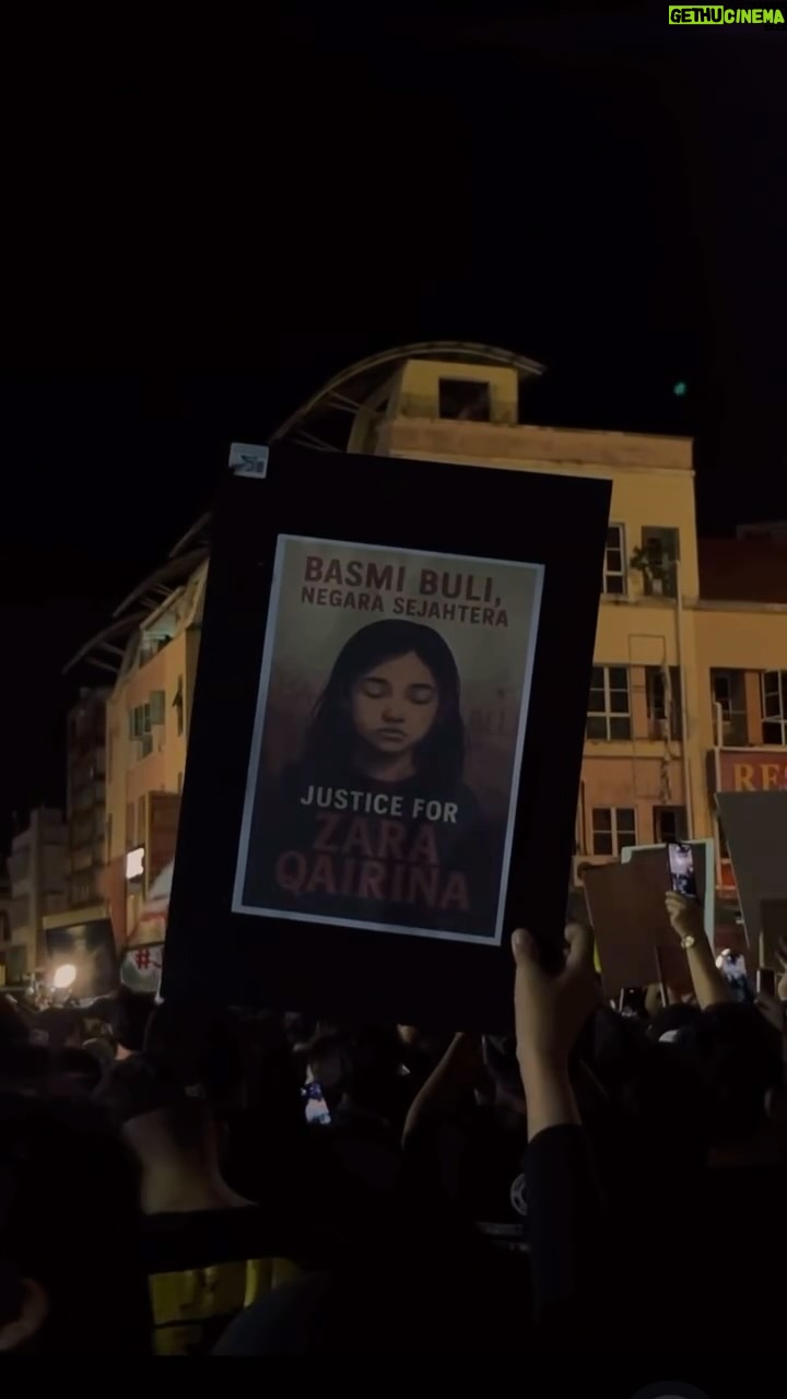 Mimi Lana - 161.6K Likes - Kes Adik Zara hari ini membuktikan masalah buli dan sosial di negara kita sudah tidak dapat dibendung lagi. Di FYP saya hari ini, bukan satu, tapi lebih 10 video dirakam sendiri oleh pembuli dari berlainanan sekolah. Berani ya kamu semua?! Hancur hati saya, apatah lagi hati ibu bapa yang mengharapkan masa depan anak mereka.

Kerajaan mesti ambil maklum dan jangan sekali-kali ambil mudah apa yang berlaku. Semalam, ribuan rakyat Sabah turun ke padang demi solidariti. Kita tak mahu lihat perkara ini berulang.

Sama ada perangai buli bermula di rumah atau di sekolah, kita semua bertanggungjawab untuk bersatu dan menghapuskan gejala ini. Ini tentang masa depan generasi kita. Buli bukan budaya. Buli bukan normal.

#JusticeForZara #StopBullying #SaveOurChildren #justiceforallvictims 

Video sources from threads.