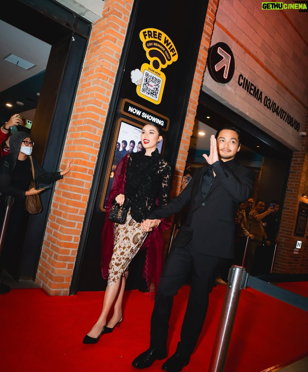 Mimi Lana - 69.7K Likes - The crowd was INSANE!!! Standing ovation, loud cheers, and such a powerful energy in the room during and after watching #BloodBrothers 💥💥 I was genuinely overwhelmed. The reviews have been nothing but beautiful. I’m so proud of the team for making it this far! Thank you for the love Indonesia, you are amazing! 🇮🇩 

Jangan lupa nonton #bloodbrothers di bioskop berdekatan bermula 11juni ini ❤️