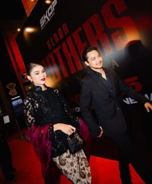 Mimi Lana Instagram - The crowd was INSANE!!! Standing ovation, loud cheers, and such a powerful energy in the room during and after watching #BloodBrothers 💥💥 I was genuinely overwhelmed. The reviews have been nothing but beautiful. I’m so proud of the team for making it this far! Thank you for the love Indonesia, you are amazing! 🇮🇩 

Jangan lupa nonton #bloodbrothers di bioskop berdekatan bermula 11juni ini ❤️