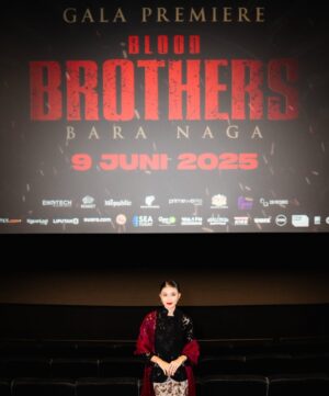 Mimi Lana Instagram - The crowd was INSANE!!! Standing ovation, loud cheers, and such a powerful energy in the room during and after watching #BloodBrothers 💥💥 I was genuinely overwhelmed. The reviews have been nothing but beautiful. I’m so proud of the team for making it this far! Thank you for the love Indonesia, you are amazing! 🇮🇩 

Jangan lupa nonton #bloodbrothers di bioskop berdekatan bermula 11juni ini ❤️