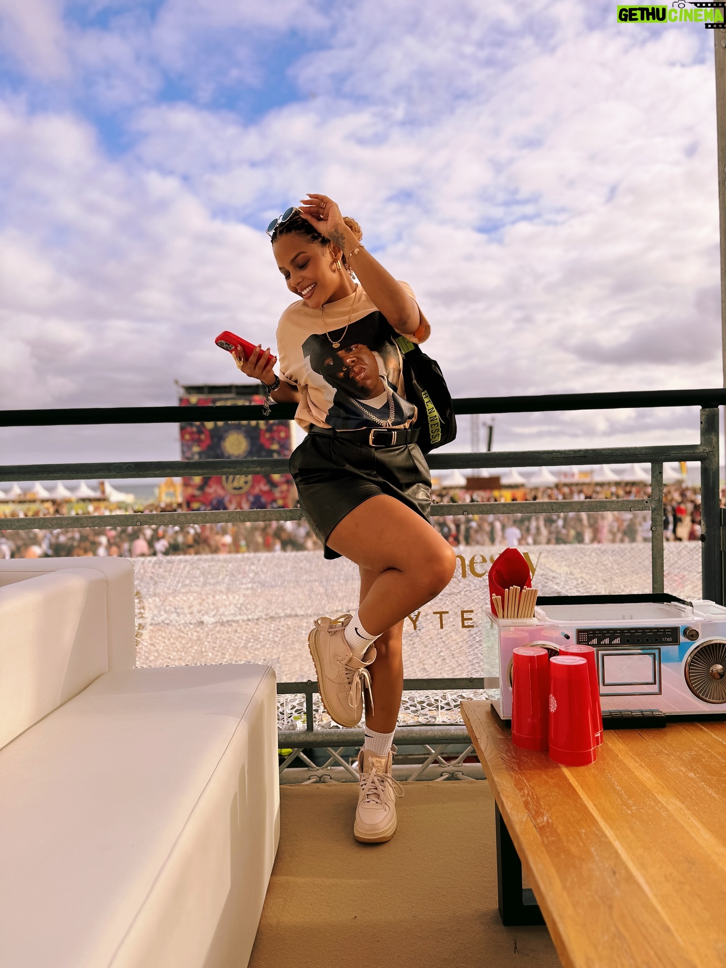 Mimi Mars - 59K Likes - Afro Nation 🙌🏾 such an amazing experience my summer vacation has been totally worth it 🎉 

@hennessy @afronation #hennessyxafronation
