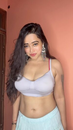 Minakshi Dey Instagram - Comment pe batao🤣 #reels #reelsinstagram #reelitfeelit #trending #funny #explore #dreamgirl666