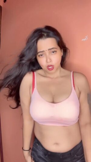 Minakshi Dey Instagram - Comment pe batao😂 #reels #reelsinstagram #reelitfeelit #trending #explore #funny #dreamgirl666