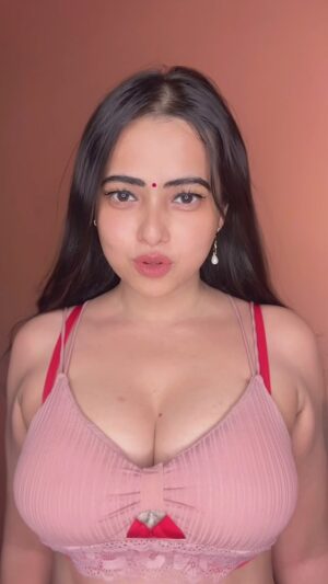 Minakshi Dey Instagram - Munni badnaam hui🔥 #reels #reelsinstagram #reelitfeelit #trending #explore #dreamgirl666