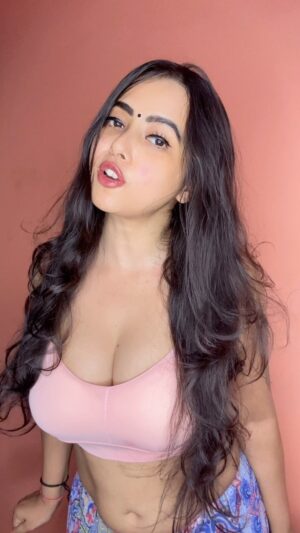 Minakshi Dey Instagram - Comment pe batao 😂 #reels #reelsinstagram #reelitfeelit #trending #funny #explore #dreamgirl666