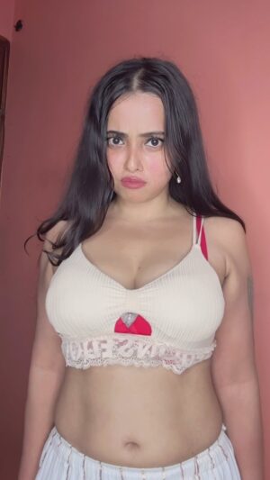 Minakshi Dey Instagram - Comment pe batao🤣 #reels #reelsinstagram #reelitfeelit #trending #funny #explore #dreamgirl666