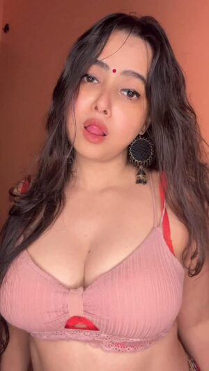 Minakshi Dey Instagram - Kuch notice kiya😳 #reels #reelsinstagram #reelitfeelit #trending #explore #dreamgirl666