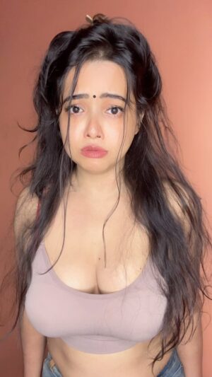 Minakshi Dey Instagram - Trend🔥 #reels #reelsinstagram #reelitfeelit #trending #funny #explore #dreamgirl666