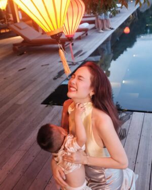 Minh Hang Instagram - Gửi Cục Mỡ
Vậy là con đã tròn 2 tuổi! Năm nay, mẹ “lười biếng” một chút. Mẹ lười nghĩ concept tiệc tùng, lười lên kế hoạch ăn nhậu linh đình. Mẹ chỉ muốn dành hết sự tập trung cho con, vì thế, gia đình mình quyết định tổ chức một chuyến đi sinh nhật theo phong cách “chữa lành” đặc biệt.
Và Amanoi chính là nơi mẹ chọn để cùng con trải nghiệm khoảnh khắc này. Mẹ vẫn nhớ cảm giác lần đầu tiên đặt chân đến đây, mẹ đã thầm nghĩ rằng “chắc chắn mình phải đưa con đến đây lần nữa”. Nơi này thật sự rất tuyệt vời, và mẹ tin rằng đây sẽ là một kỷ niệm thật ý nghĩa cho tuổi lên 2 của con.
Mẹ chúc con trai của mẹ luôn khỏe mạnh, ngoan ngoãn và rạng rỡ. Mẹ và ba yêu con rất nhiều♥️
@amanoi #minhhang #love @molovemoon #daily #lifestyle #travel