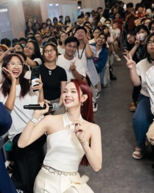 Minh Hang Instagram - Cười nhiều như này ko biết có ai bị say nụ cười ko ta
#UltraGapMo #GalaxyZFold7 #Samsung #TeamGalaxy
#GalaxyAl #MinhHang #meet&greet #fan