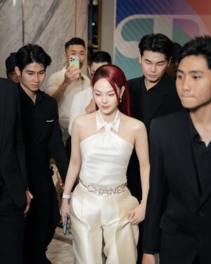 Minh Hang Instagram - Cười nhiều như này ko biết có ai bị say nụ cười ko ta
#UltraGapMo #GalaxyZFold7 #Samsung #TeamGalaxy
#GalaxyAl #MinhHang #meet&greet #fan