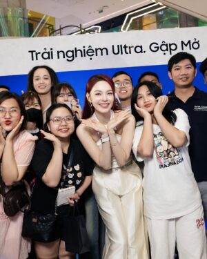 Minh Hang Instagram - Cười nhiều như này ko biết có ai bị say nụ cười ko ta
#UltraGapMo #GalaxyZFold7 #Samsung #TeamGalaxy
#GalaxyAl #MinhHang #meet&greet #fan