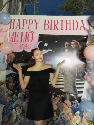 Minh Hang Instagram - Tháng 6 năm nào e cũng tự nhủ phải "đề phòng”. Cứ nghĩ mình đã kinh qua đủ mọi chiêu trò, trong ngần ấy năm qua. Vậy mà, vẫn bị “úp sọt” như thường! Năm nay cũng không ngoại lệ. Thề là cái cảm giác “ơ kìa, lại nữa rồi!” sao qua mắt dc tui dậy ta🤣….Thật tình..còn gì nữa không? Cứ tung ra hết đi, e vẫn còn “chịu đựng” được! 
#minhhang #mymonth #myfamily #suprise #myhommie @trinhtrinhtran @zhoaii @chaudieuminh