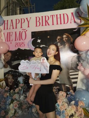 Minh Hang Instagram - Tháng 6 năm nào e cũng tự nhủ phải "đề phòng”. Cứ nghĩ mình đã kinh qua đủ mọi chiêu trò, trong ngần ấy năm qua. Vậy mà, vẫn bị “úp sọt” như thường! Năm nay cũng không ngoại lệ. Thề là cái cảm giác “ơ kìa, lại nữa rồi!” sao qua mắt dc tui dậy ta🤣….Thật tình..còn gì nữa không? Cứ tung ra hết đi, e vẫn còn “chịu đựng” được! 
#minhhang #mymonth #myfamily #suprise #myhommie @trinhtrinhtran @zhoaii @chaudieuminh