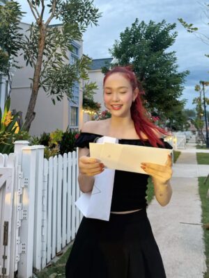 Minh Hang Instagram - Tháng 6 năm nào e cũng tự nhủ phải "đề phòng”. Cứ nghĩ mình đã kinh qua đủ mọi chiêu trò, trong ngần ấy năm qua. Vậy mà, vẫn bị “úp sọt” như thường! Năm nay cũng không ngoại lệ. Thề là cái cảm giác “ơ kìa, lại nữa rồi!” sao qua mắt dc tui dậy ta🤣….Thật tình..còn gì nữa không? Cứ tung ra hết đi, e vẫn còn “chịu đựng” được!
#minhhang #mymonth #myfamily #suprise #myhommie @trinhtrinhtran @zhoaii @chaudieuminh