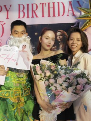 Minh Hang Instagram - Tháng 6 năm nào e cũng tự nhủ phải "đề phòng”. Cứ nghĩ mình đã kinh qua đủ mọi chiêu trò, trong ngần ấy năm qua. Vậy mà, vẫn bị “úp sọt” như thường! Năm nay cũng không ngoại lệ. Thề là cái cảm giác “ơ kìa, lại nữa rồi!” sao qua mắt dc tui dậy ta🤣….Thật tình..còn gì nữa không? Cứ tung ra hết đi, e vẫn còn “chịu đựng” được! 
#minhhang #mymonth #myfamily #suprise #myhommie @trinhtrinhtran @zhoaii @chaudieuminh