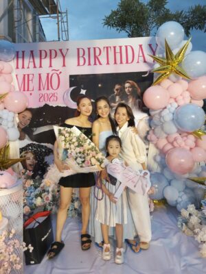 Minh Hang Instagram - Tháng 6 năm nào e cũng tự nhủ phải "đề phòng”. Cứ nghĩ mình đã kinh qua đủ mọi chiêu trò, trong ngần ấy năm qua. Vậy mà, vẫn bị “úp sọt” như thường! Năm nay cũng không ngoại lệ. Thề là cái cảm giác “ơ kìa, lại nữa rồi!” sao qua mắt dc tui dậy ta🤣….Thật tình..còn gì nữa không? Cứ tung ra hết đi, e vẫn còn “chịu đựng” được!
#minhhang #mymonth #myfamily #suprise #myhommie @trinhtrinhtran @zhoaii @chaudieuminh