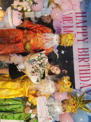 Minh Hang Instagram - Tháng 6 năm nào e cũng tự nhủ phải "đề phòng”. Cứ nghĩ mình đã kinh qua đủ mọi chiêu trò, trong ngần ấy năm qua. Vậy mà, vẫn bị “úp sọt” như thường! Năm nay cũng không ngoại lệ. Thề là cái cảm giác “ơ kìa, lại nữa rồi!” sao qua mắt dc tui dậy ta🤣….Thật tình..còn gì nữa không? Cứ tung ra hết đi, e vẫn còn “chịu đựng” được! 
#minhhang #mymonth #myfamily #suprise #myhommie @trinhtrinhtran @zhoaii @chaudieuminh