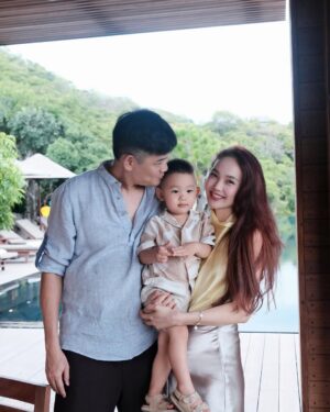 Minh Hang Instagram - Gửi Cục Mỡ
Vậy là con đã tròn 2 tuổi! Năm nay, mẹ “lười biếng” một chút. Mẹ lười nghĩ concept tiệc tùng, lười lên kế hoạch ăn nhậu linh đình. Mẹ chỉ muốn dành hết sự tập trung cho con, vì thế, gia đình mình quyết định tổ chức một chuyến đi sinh nhật theo phong cách “chữa lành” đặc biệt.
Và Amanoi chính là nơi mẹ chọn để cùng con trải nghiệm khoảnh khắc này. Mẹ vẫn nhớ cảm giác lần đầu tiên đặt chân đến đây, mẹ đã thầm nghĩ rằng “chắc chắn mình phải đưa con đến đây lần nữa”. Nơi này thật sự rất tuyệt vời, và mẹ tin rằng đây sẽ là một kỷ niệm thật ý nghĩa cho tuổi lên 2 của con.
Mẹ chúc con trai của mẹ luôn khỏe mạnh, ngoan ngoãn và rạng rỡ. Mẹ và ba yêu con rất nhiều♥️
@amanoi #minhhang #love @molovemoon #daily #lifestyle #travel
