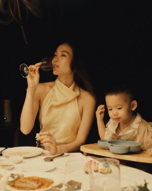 Minh Hang Instagram - Gửi Cục Mỡ
Vậy là con đã tròn 2 tuổi! Năm nay, mẹ “lười biếng” một chút. Mẹ lười nghĩ concept tiệc tùng, lười lên kế hoạch ăn nhậu linh đình. Mẹ chỉ muốn dành hết sự tập trung cho con, vì thế, gia đình mình quyết định tổ chức một chuyến đi sinh nhật theo phong cách “chữa lành” đặc biệt.
Và Amanoi chính là nơi mẹ chọn để cùng con trải nghiệm khoảnh khắc này. Mẹ vẫn nhớ cảm giác lần đầu tiên đặt chân đến đây, mẹ đã thầm nghĩ rằng “chắc chắn mình phải đưa con đến đây lần nữa”. Nơi này thật sự rất tuyệt vời, và mẹ tin rằng đây sẽ là một kỷ niệm thật ý nghĩa cho tuổi lên 2 của con.
Mẹ chúc con trai của mẹ luôn khỏe mạnh, ngoan ngoãn và rạng rỡ. Mẹ và ba yêu con rất nhiều♥️
@amanoi #minhhang #love @molovemoon #daily #lifestyle #travel