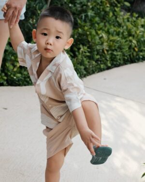 Minh Hang Instagram - Gửi Cục Mỡ
Vậy là con đã tròn 2 tuổi! Năm nay, mẹ “lười biếng” một chút. Mẹ lười nghĩ concept tiệc tùng, lười lên kế hoạch ăn nhậu linh đình. Mẹ chỉ muốn dành hết sự tập trung cho con, vì thế, gia đình mình quyết định tổ chức một chuyến đi sinh nhật theo phong cách “chữa lành” đặc biệt.
Và Amanoi chính là nơi mẹ chọn để cùng con trải nghiệm khoảnh khắc này. Mẹ vẫn nhớ cảm giác lần đầu tiên đặt chân đến đây, mẹ đã thầm nghĩ rằng “chắc chắn mình phải đưa con đến đây lần nữa”. Nơi này thật sự rất tuyệt vời, và mẹ tin rằng đây sẽ là một kỷ niệm thật ý nghĩa cho tuổi lên 2 của con.
Mẹ chúc con trai của mẹ luôn khỏe mạnh, ngoan ngoãn và rạng rỡ. Mẹ và ba yêu con rất nhiều♥️
@amanoi #minhhang #love @molovemoon #daily #lifestyle #travel
