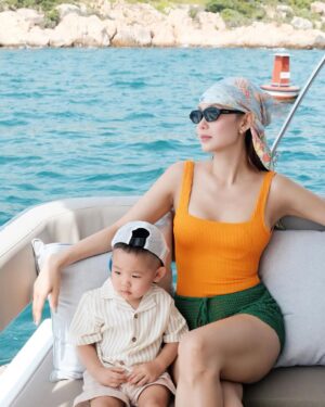 Minh Hang Instagram - Gửi Cục Mỡ
Vậy là con đã tròn 2 tuổi! Năm nay, mẹ “lười biếng” một chút. Mẹ lười nghĩ concept tiệc tùng, lười lên kế hoạch ăn nhậu linh đình. Mẹ chỉ muốn dành hết sự tập trung cho con, vì thế, gia đình mình quyết định tổ chức một chuyến đi sinh nhật theo phong cách “chữa lành” đặc biệt.
Và Amanoi chính là nơi mẹ chọn để cùng con trải nghiệm khoảnh khắc này. Mẹ vẫn nhớ cảm giác lần đầu tiên đặt chân đến đây, mẹ đã thầm nghĩ rằng “chắc chắn mình phải đưa con đến đây lần nữa”. Nơi này thật sự rất tuyệt vời, và mẹ tin rằng đây sẽ là một kỷ niệm thật ý nghĩa cho tuổi lên 2 của con.
Mẹ chúc con trai của mẹ luôn khỏe mạnh, ngoan ngoãn và rạng rỡ. Mẹ và ba yêu con rất nhiều♥️
@amanoi #minhhang #love @molovemoon #daily #lifestyle #travel