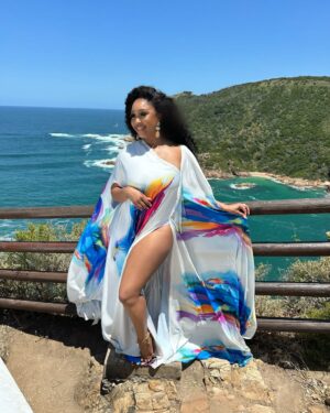 Minnie Dlamini Instagram - My first look for #LoveNeverLiesZA 🇿🇦 on @netflixsa #Host
MY GLAM SQUAD ATE 🔥 #BTS
Stylist: @papamamar
Makeup: @stephythemakeupartist
Hair : @laid_by_zethu
Thank you sooooo much my loves 🥹♥️