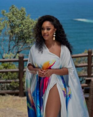 Minnie Dlamini Instagram - My first look for #LoveNeverLiesZA 🇿🇦 on @netflixsa #Host
MY GLAM SQUAD ATE 🔥 #BTS
Stylist: @papamamar
Makeup: @stephythemakeupartist
Hair : @laid_by_zethu
Thank you sooooo much my loves 🥹♥️