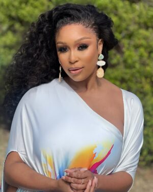 Minnie Dlamini Instagram - My first look for #LoveNeverLiesZA 🇿🇦 on @netflixsa #Host
MY GLAM SQUAD ATE 🔥 #BTS
Stylist: @papamamar
Makeup: @stephythemakeupartist
Hair : @laid_by_zethu
Thank you sooooo much my loves 🥹♥️